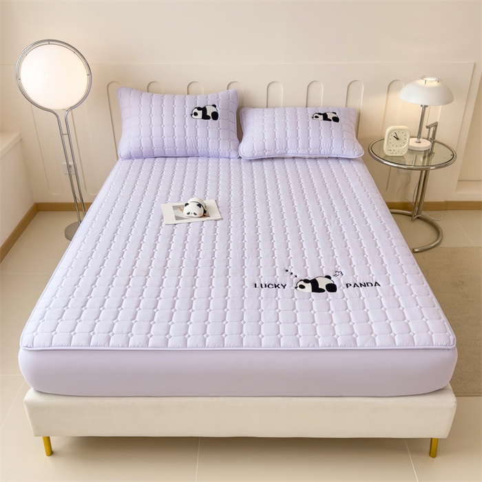 91家纺网 家纺一手货源 找家纺 2025新款A类大豆夹棉刺绣床笠系列-趴趴熊猫 趴趴熊猫-天空紫