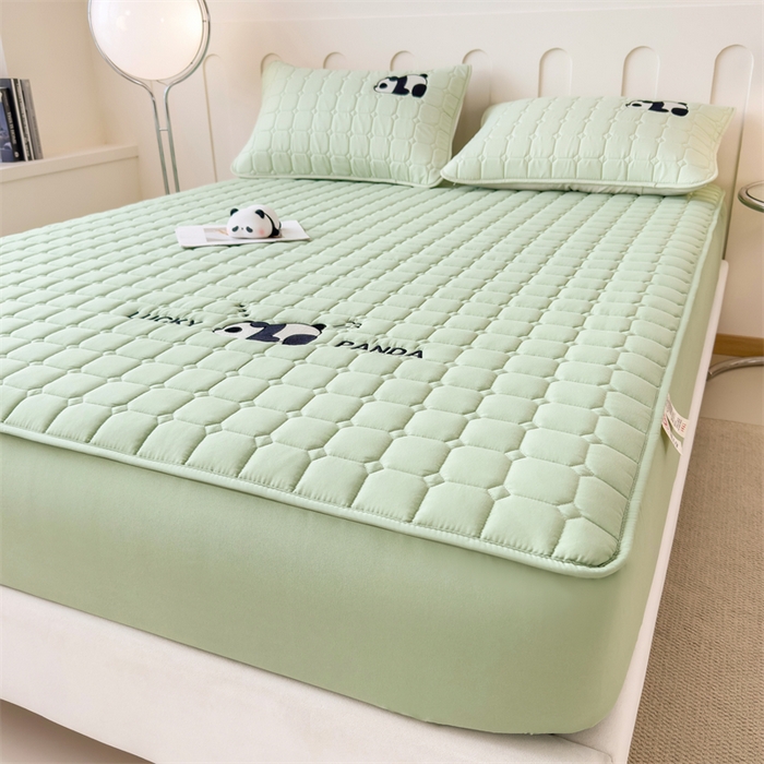 91家纺网 家纺一手货源 找家纺 2025新款A类大豆夹棉刺绣床笠系列-趴趴熊猫 趴趴熊猫-时尚绿