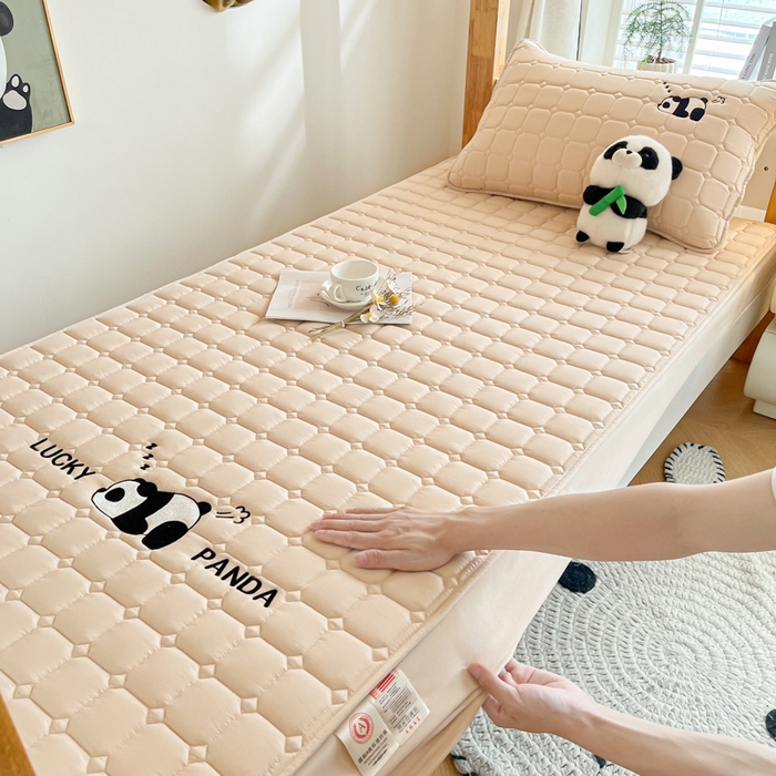 91家纺网 家纺一手货源 找家纺 鑫钰 2025新款A类大豆夹棉刺绣床笠系列-趴趴熊猫 趴趴熊猫-香槟驼