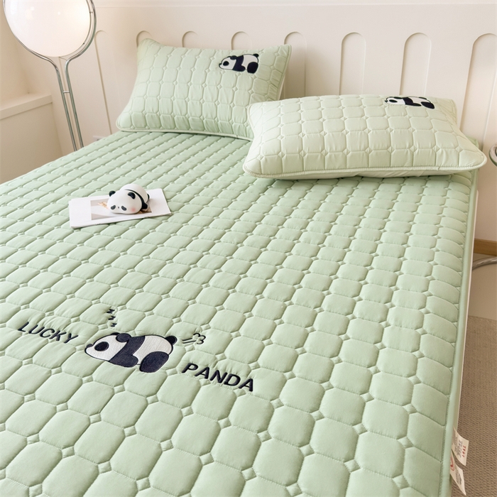 91家纺网 家纺一手货源 找家纺 2025新款A类大豆夹棉刺绣床笠系列-趴趴熊猫 趴趴熊猫-时尚绿