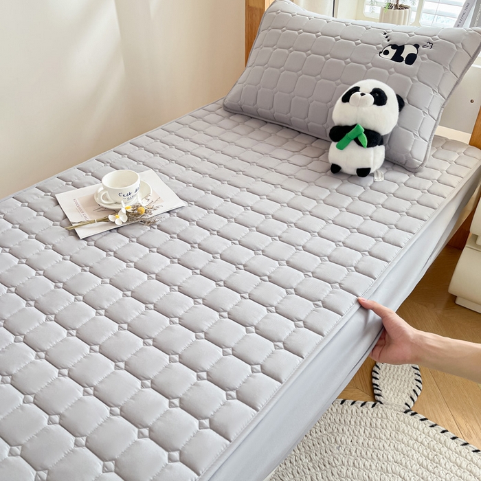 91家纺网 家纺一手货源 找家纺 鑫钰 2025新款A类大豆夹棉刺绣床笠系列-趴趴熊猫 趴趴熊猫-高级灰