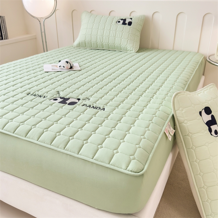 91家纺网 家纺一手货源 找家纺 2025新款A类大豆夹棉刺绣床笠系列-趴趴熊猫 趴趴熊猫-时尚绿