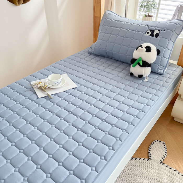 91家纺网 家纺一手货源 找家纺 鑫钰 2025新款A类大豆夹棉刺绣床笠系列-趴趴熊猫 趴趴熊猫-雾霾蓝