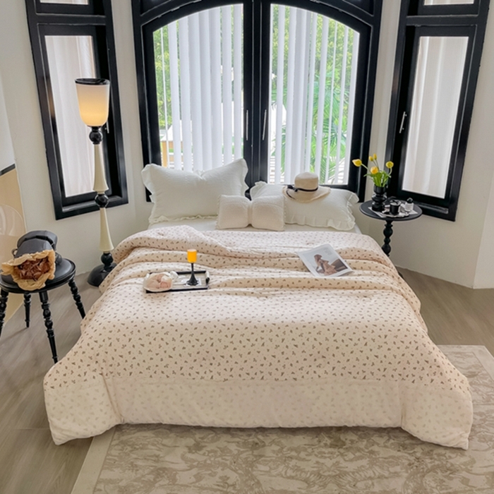 91家纺网 家纺一手货源 找家纺 莱豫家纺 2024新款法式复古针织花边夏被春秋被 春天里