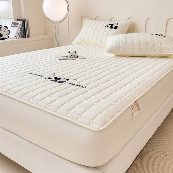 91家纺网 家纺一手货源 找家纺 2025新款A类大豆夹棉刺绣床笠系列-趴趴熊猫 趴趴熊猫-典雅白