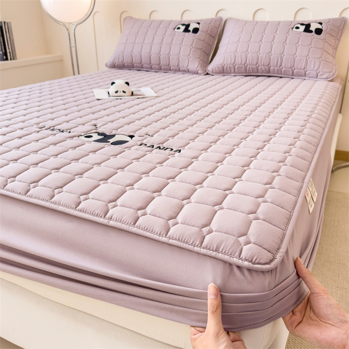 91家纺网 家纺一手货源 找家纺 2025新款A类大豆夹棉刺绣床笠系列-趴趴熊猫 趴趴熊猫-烟紫