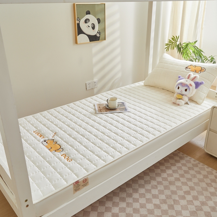 91家纺网 家纺一手货源 找家纺 鑫钰 2025新款学生开学季夹棉刺绣床笠床垫套-幸运狗系列 幸运狗-典雅白