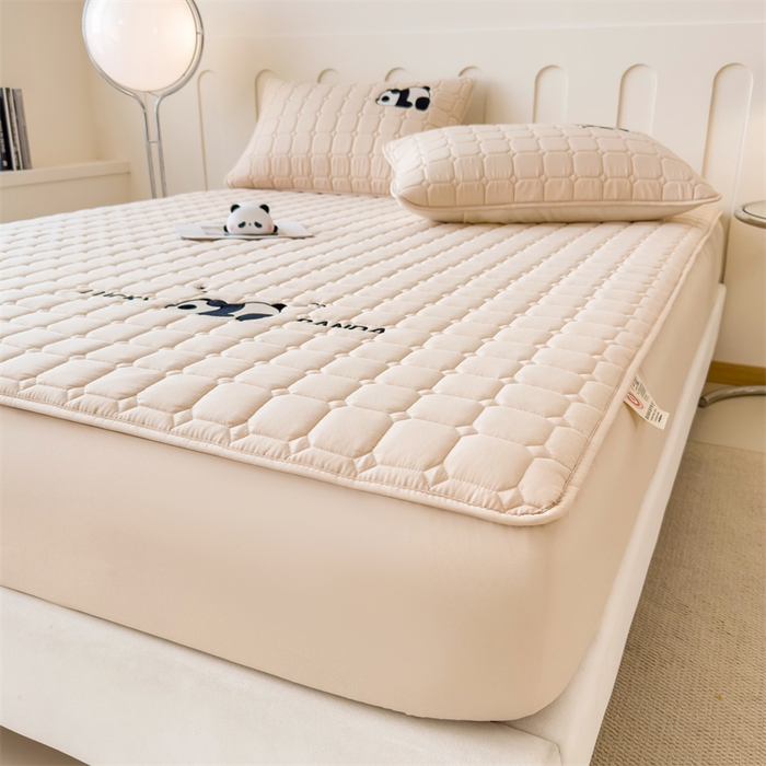 91家纺网 家纺一手货源 找家纺 2025新款A类大豆夹棉刺绣床笠系列-趴趴熊猫 趴趴熊猫-香槟驼