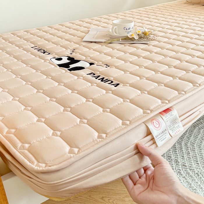 91家纺网 家纺一手货源 找家纺 鑫钰 2025新款A类大豆夹棉刺绣床笠系列-趴趴熊猫 趴趴熊猫-香槟驼