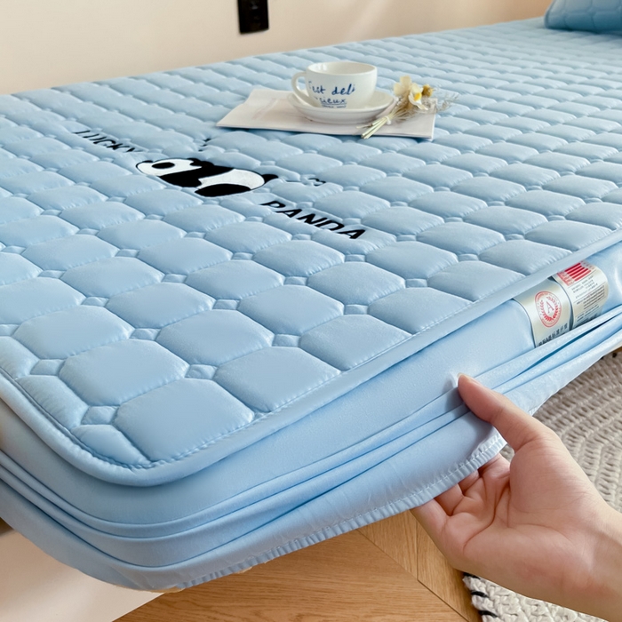 91家纺网 家纺一手货源 找家纺 鑫钰 2025新款A类大豆夹棉刺绣床笠系列-趴趴熊猫 趴趴熊猫-湖水蓝