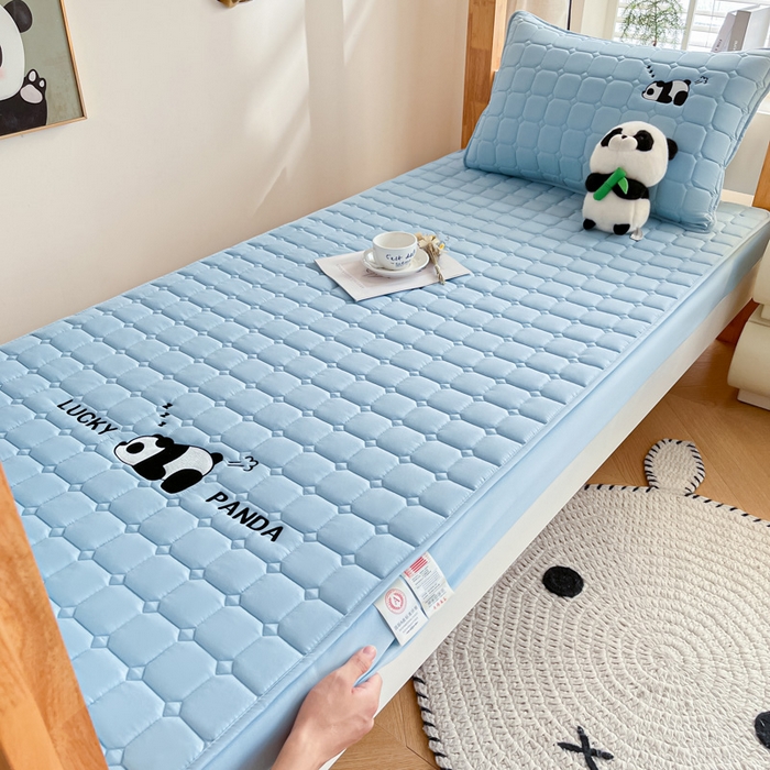 91家纺网 家纺一手货源 找家纺 鑫钰 2025新款A类大豆夹棉刺绣床笠系列-趴趴熊猫 趴趴熊猫-湖水蓝