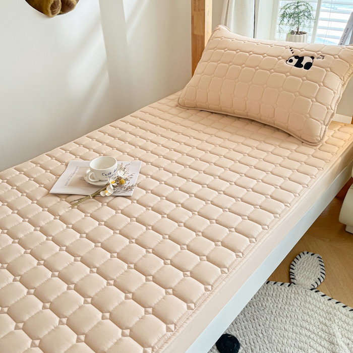 91家纺网 家纺一手货源 找家纺 鑫钰 2025新款A类大豆夹棉刺绣床笠系列-趴趴熊猫 趴趴熊猫-香槟驼