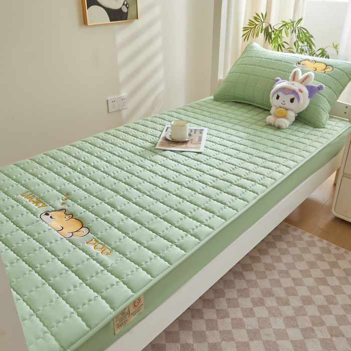 91家纺网 家纺一手货源 找家纺 鑫钰 2025新款学生开学季夹棉刺绣床笠床垫套-幸运狗系列 幸运狗-时尚绿