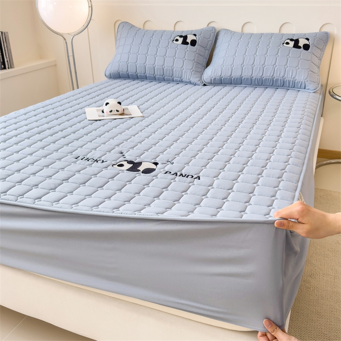 91家纺网 家纺一手货源 找家纺 2025新款A类大豆夹棉刺绣床笠系列-趴趴熊猫 趴趴熊猫-雾霾蓝