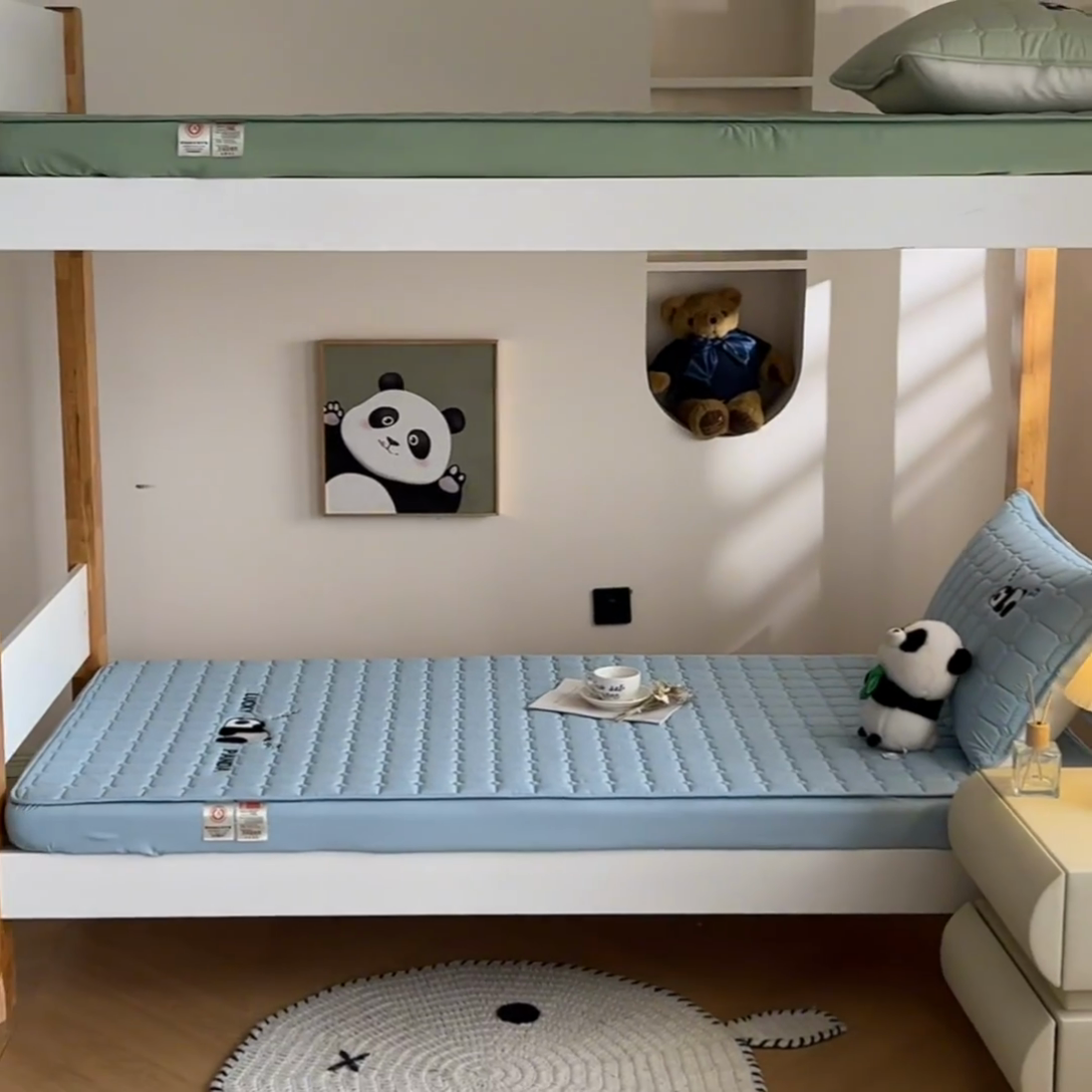 91家纺网 家纺一手货源 找家纺 鑫钰 2025新款A类大豆夹棉刺绣床笠系列-趴趴熊猫 趴趴熊猫-湖水蓝