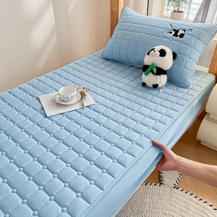 91家纺网 家纺一手货源 找家纺 鑫钰 2025新款A类大豆夹棉刺绣床笠系列-趴趴熊猫 趴趴熊猫-湖水蓝