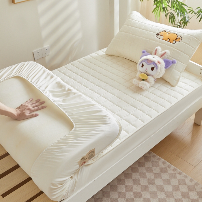 91家纺网 家纺一手货源 找家纺 鑫钰 2025新款学生开学季夹棉刺绣床笠床垫套-幸运狗系列 幸运狗-典雅白