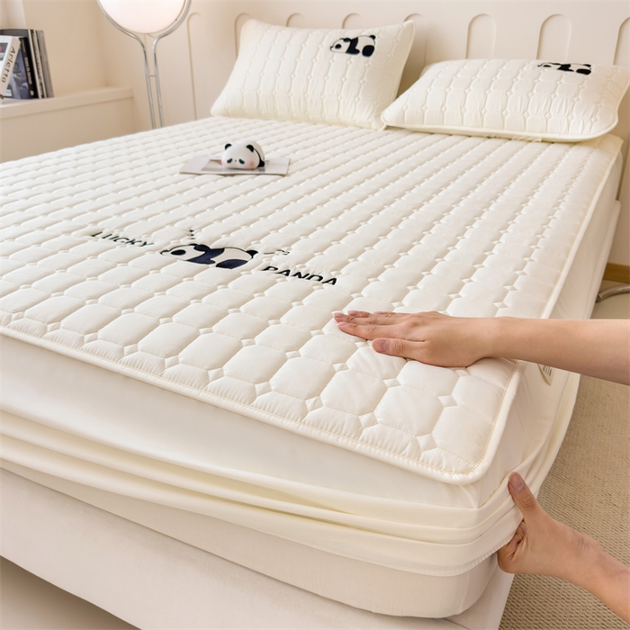 91家纺网 家纺一手货源 找家纺 2025新款A类大豆夹棉刺绣床笠系列-趴趴熊猫 趴趴熊猫-典雅白