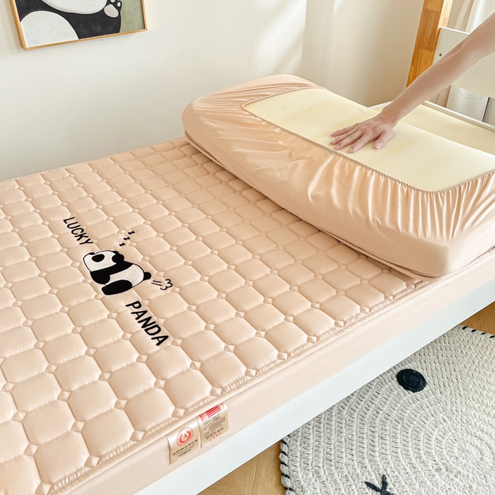 91家纺网 家纺一手货源 找家纺 鑫钰 2025新款A类大豆夹棉刺绣床笠系列-趴趴熊猫 趴趴熊猫-香槟驼