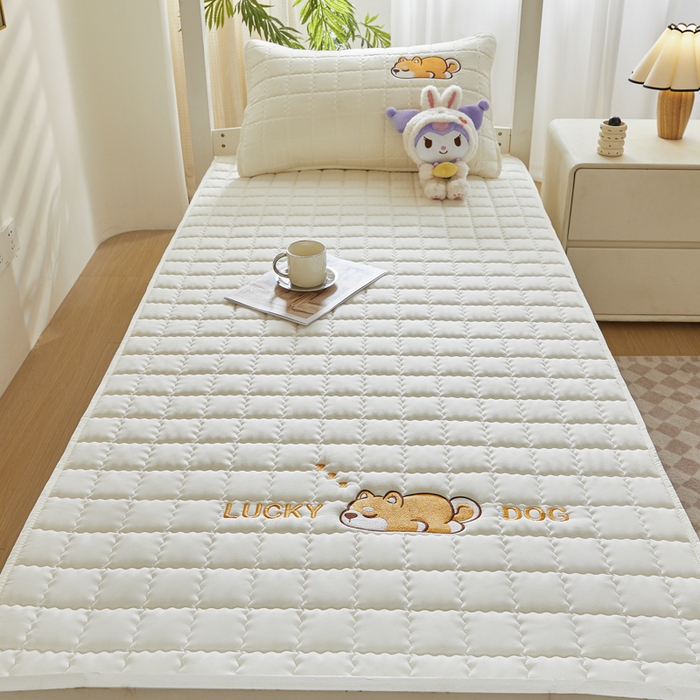 91家纺网 家纺一手货源 找家纺 鑫钰 2025新款学生开学季夹棉刺绣床笠床垫套-幸运狗系列 幸运狗-典雅白