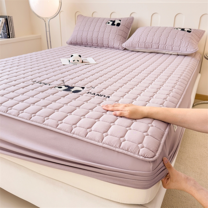 91家纺网 家纺一手货源 找家纺 2025新款A类大豆夹棉刺绣床笠系列-趴趴熊猫 趴趴熊猫-烟紫