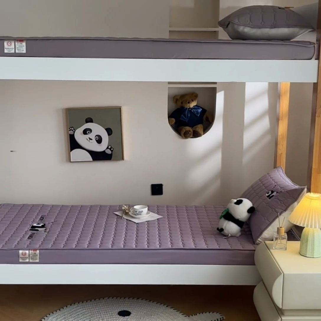 91家纺网 家纺一手货源 找家纺 鑫钰 2025新款A类大豆夹棉刺绣床笠系列-趴趴熊猫 趴趴熊猫-天空紫