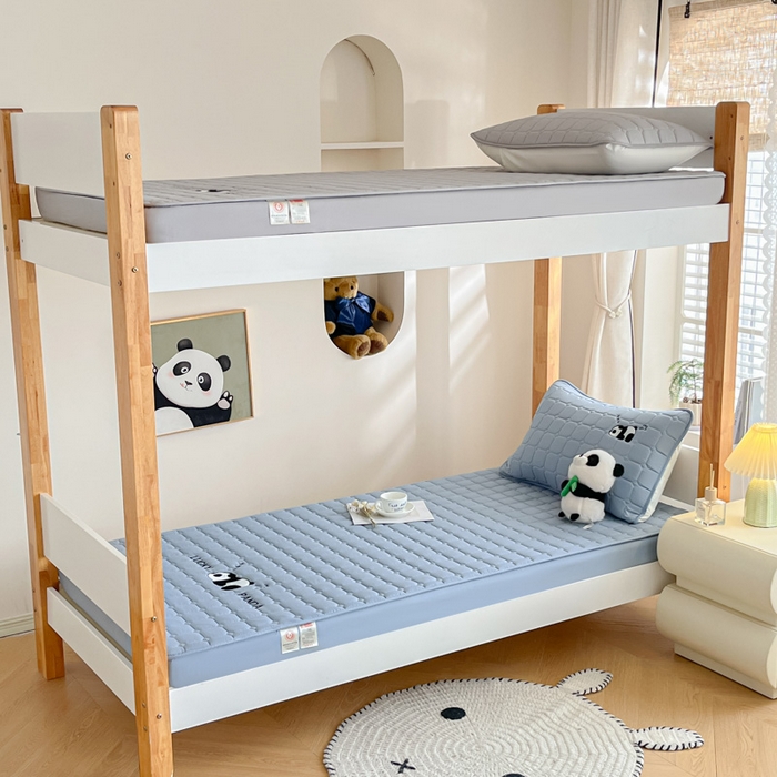 91家纺网 家纺一手货源 找家纺 鑫钰 2025新款A类大豆夹棉刺绣床笠系列-趴趴熊猫 趴趴熊猫-雾霾蓝