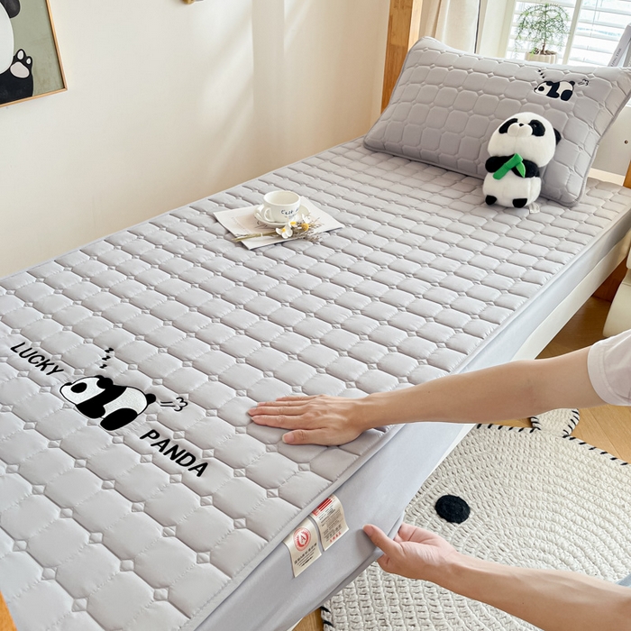 91家纺网 家纺一手货源 找家纺 鑫钰 2025新款A类大豆夹棉刺绣床笠系列-趴趴熊猫 趴趴熊猫-高级灰