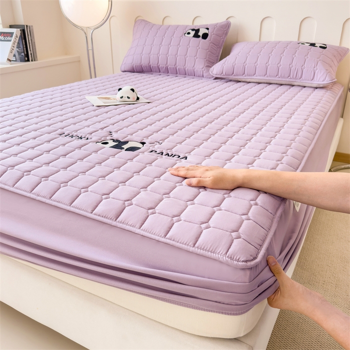 91家纺网 家纺一手货源 找家纺 2025新款A类大豆夹棉刺绣床笠系列-趴趴熊猫 趴趴熊猫-木槿紫