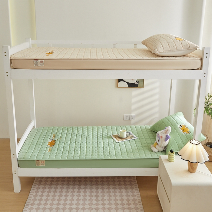 91家纺网 家纺一手货源 找家纺 鑫钰 2025新款学生开学季夹棉刺绣床笠床垫套-幸运狗系列 幸运狗-时尚绿