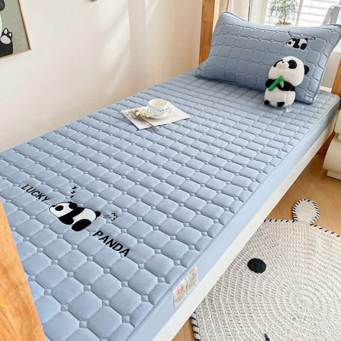 91家纺网 家纺一手货源 找家纺 鑫钰 2025新款A类大豆夹棉刺绣床笠系列-趴趴熊猫 趴趴熊猫-雾霾蓝