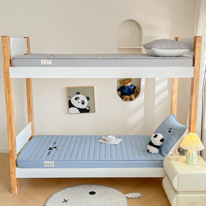 91家纺网 家纺一手货源 找家纺 鑫钰 2025新款A类大豆夹棉刺绣床笠系列-趴趴熊猫 趴趴熊猫-雾霾蓝