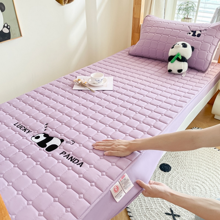 91家纺网 家纺一手货源 找家纺 鑫钰 2025新款A类大豆夹棉刺绣床笠系列-趴趴熊猫 趴趴熊猫-木槿紫