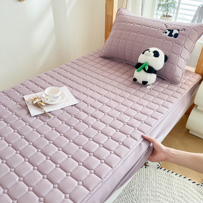 91家纺网 家纺一手货源 找家纺 鑫钰 2025新款A类大豆夹棉刺绣床笠系列-趴趴熊猫 趴趴熊猫-烟紫