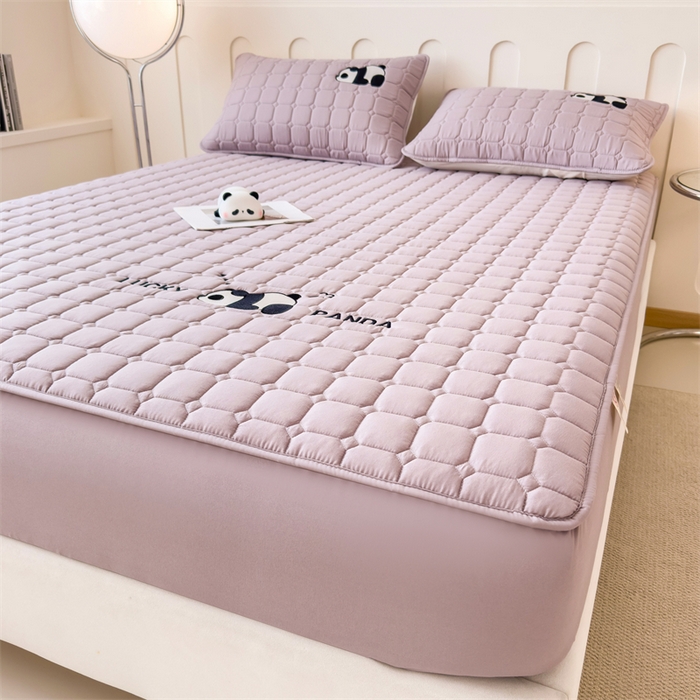 91家纺网 家纺一手货源 找家纺 2025新款A类大豆夹棉刺绣床笠系列-趴趴熊猫 趴趴熊猫-烟紫