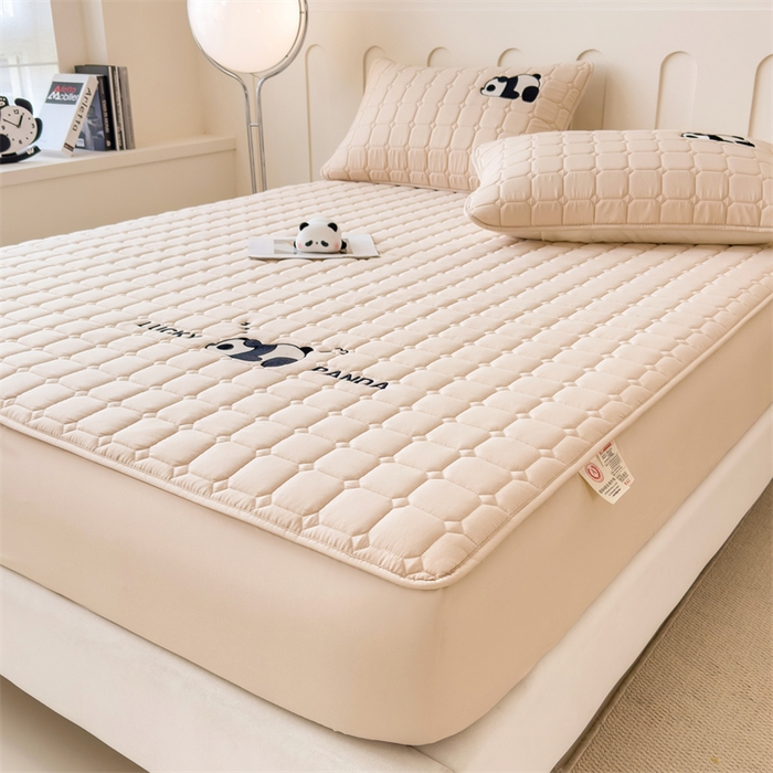 91家纺网 家纺一手货源 找家纺 2025新款A类大豆夹棉刺绣床笠系列-趴趴熊猫 趴趴熊猫-香槟驼