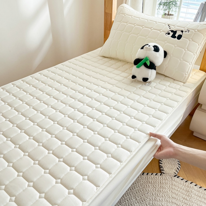 91家纺网 家纺一手货源 找家纺 鑫钰 2025新款A类大豆夹棉刺绣床笠系列-趴趴熊猫 趴趴熊猫-典雅白