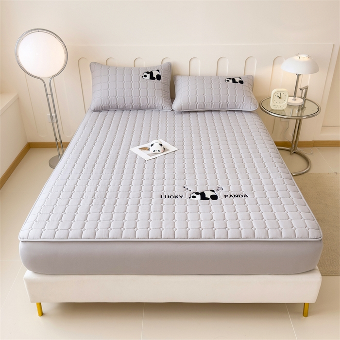 91家纺网 家纺一手货源 找家纺 2025新款A类大豆夹棉刺绣床笠系列-趴趴熊猫 趴趴熊猫-高级灰