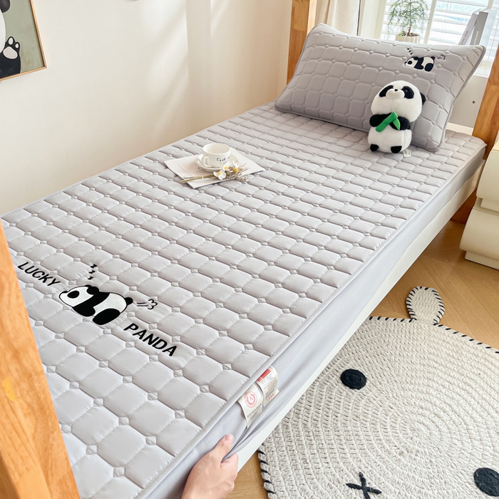 91家纺网 家纺一手货源 找家纺 鑫钰 2025新款A类大豆夹棉刺绣床笠系列-趴趴熊猫 趴趴熊猫-高级灰