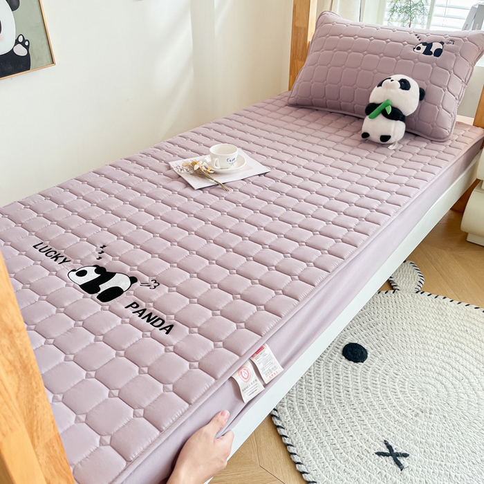 91家纺网 家纺一手货源 找家纺 鑫钰 2025新款A类大豆夹棉刺绣床笠系列-趴趴熊猫 趴趴熊猫-烟紫