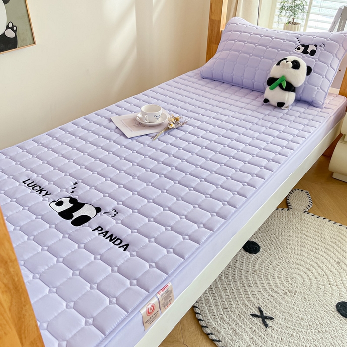 91家纺网 家纺一手货源 找家纺 鑫钰 2025新款A类大豆夹棉刺绣床笠系列-趴趴熊猫 趴趴熊猫-天空紫