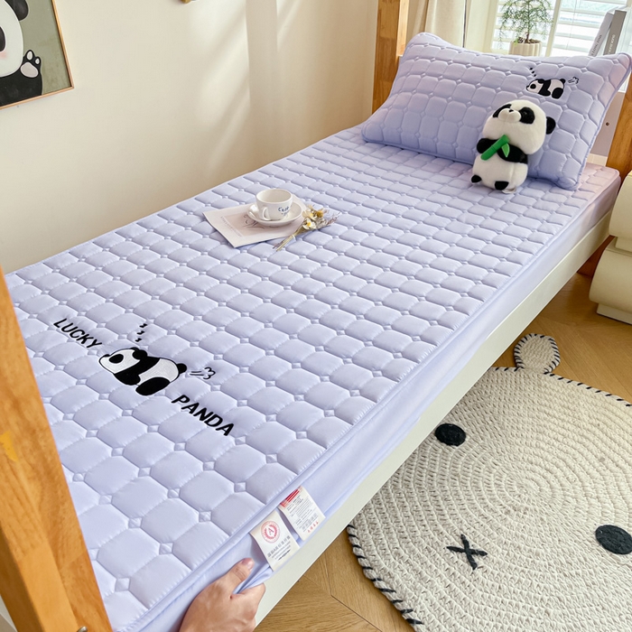 91家纺网 家纺一手货源 找家纺 鑫钰 2025新款A类大豆夹棉刺绣床笠系列-趴趴熊猫 趴趴熊猫-天空紫