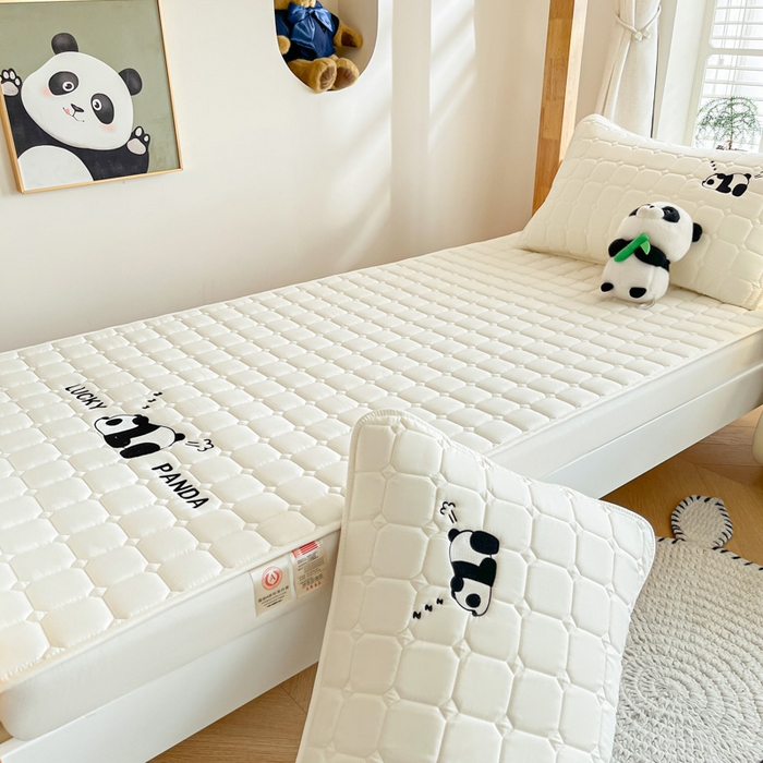 91家纺网 家纺一手货源 找家纺 鑫钰 2025新款A类大豆夹棉刺绣床笠系列-趴趴熊猫 趴趴熊猫-典雅白