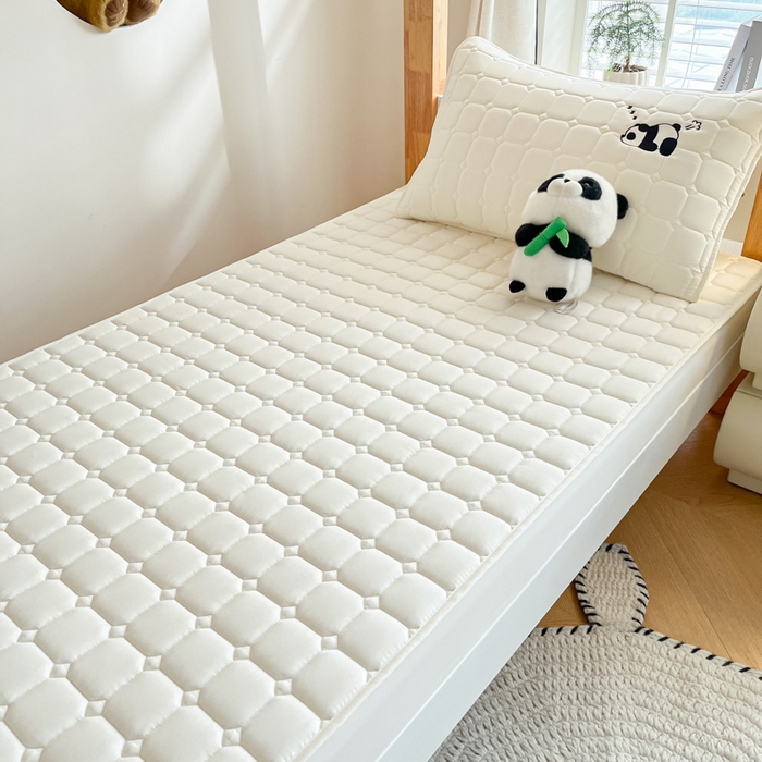 91家纺网 家纺一手货源 找家纺 鑫钰 2025新款A类大豆夹棉刺绣床笠系列-趴趴熊猫 趴趴熊猫-典雅白