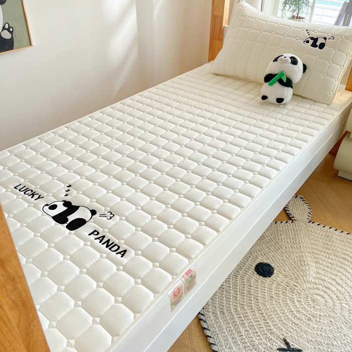 91家纺网 家纺一手货源 找家纺 鑫钰 2025新款A类大豆夹棉刺绣床笠系列-趴趴熊猫 趴趴熊猫-典雅白