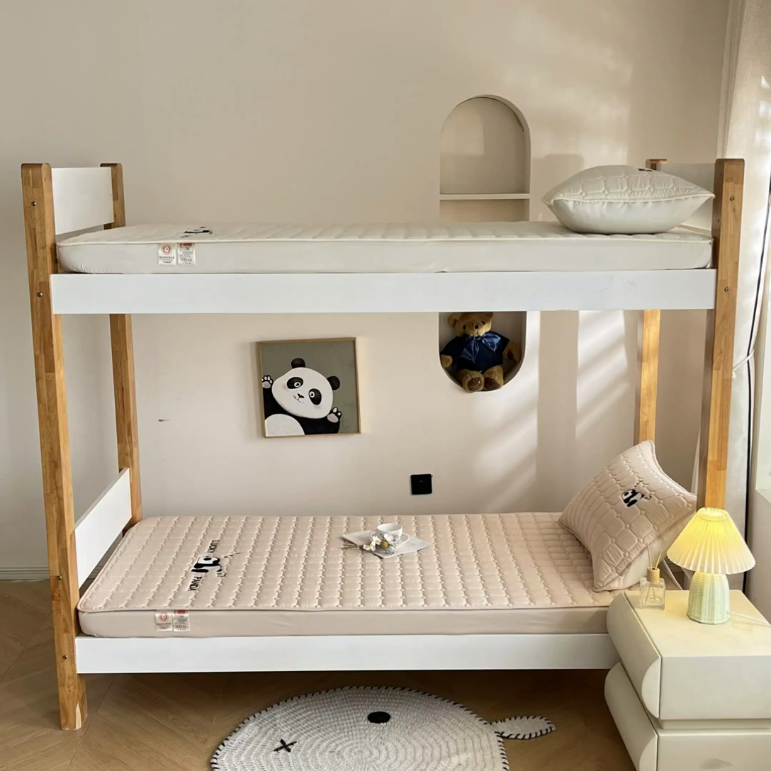 91家纺网 家纺一手货源 找家纺 鑫钰 2025新款A类大豆夹棉刺绣床笠系列-趴趴熊猫 趴趴熊猫-典雅白