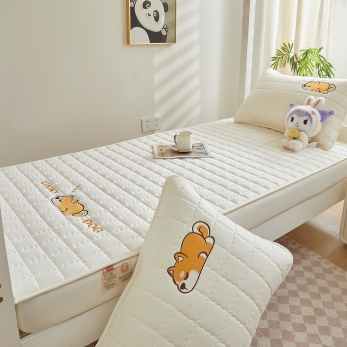 91家纺网 家纺一手货源 找家纺 鑫钰 2025新款学生开学季夹棉刺绣床笠床垫套-幸运狗系列 幸运狗-典雅白