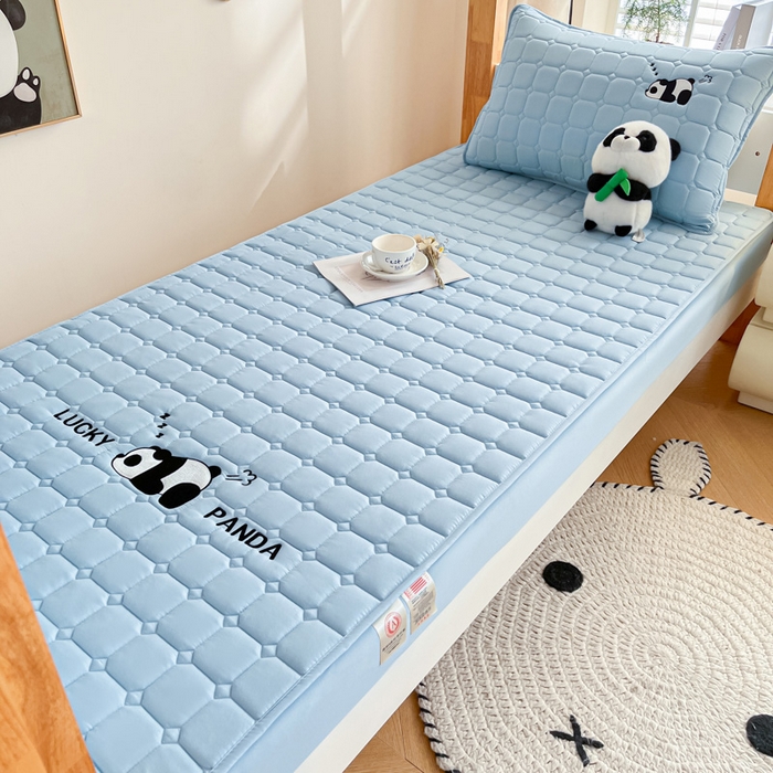 91家纺网 家纺一手货源 找家纺 鑫钰 2025新款A类大豆夹棉刺绣床笠系列-趴趴熊猫 趴趴熊猫-湖水蓝