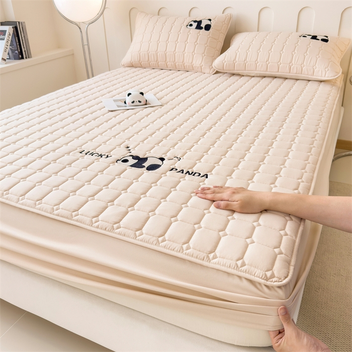 91家纺网 家纺一手货源 找家纺 2025新款A类大豆夹棉刺绣床笠系列-趴趴熊猫 趴趴熊猫-香槟驼