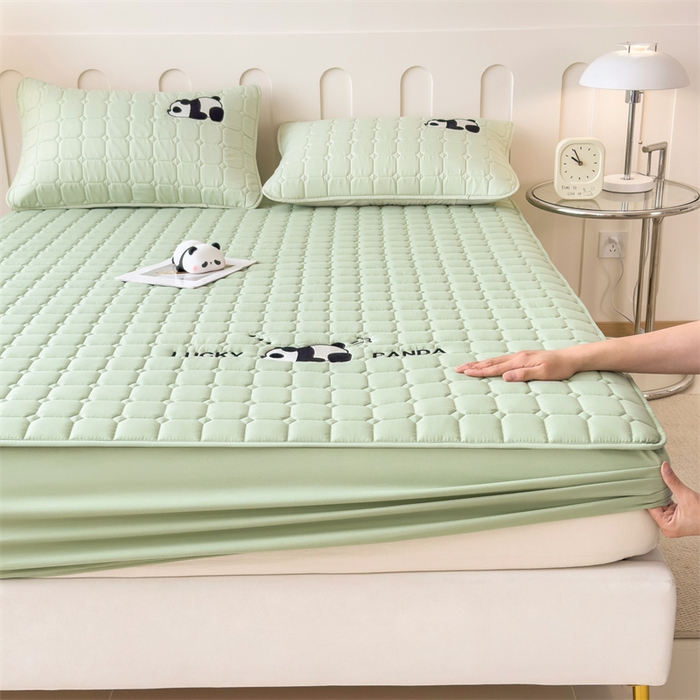 91家纺网 家纺一手货源 找家纺 2025新款A类大豆夹棉刺绣床笠系列-趴趴熊猫 趴趴熊猫-时尚绿